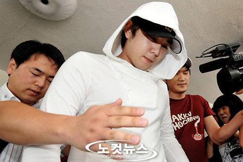 bestie Kangin bi bat vi bao hanh