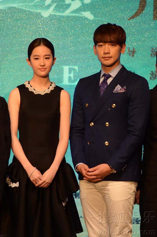 bestie nguoi dep Hoa Ngu dung canh my nam Han