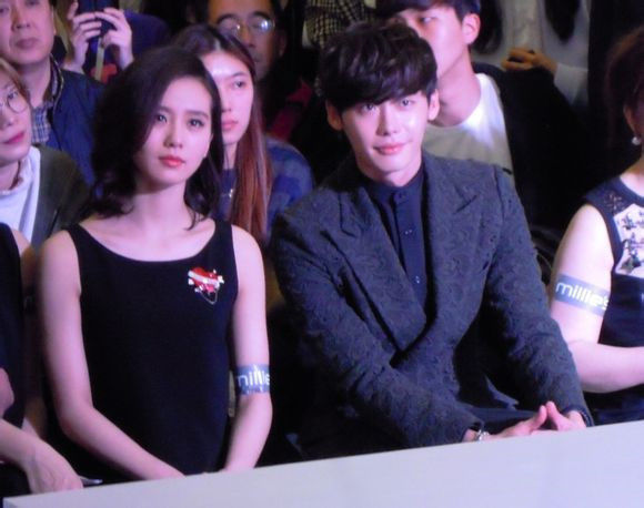 bestie nguoi dep Hoa Ngu dung canh my nam Han