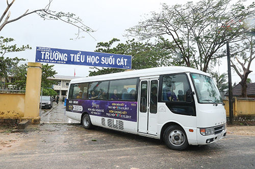 Phạm Hương đến trao quà cho các gia đình gặp nạn trong bão số 12
