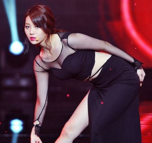 bestie sao nu khoe vong 1 goi cam