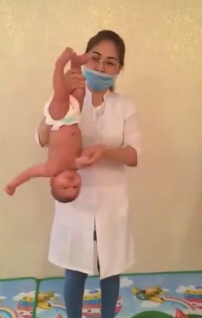Kinh ngạc trước cách tập yoga kì lạ dành cho trẻ sơ sinh