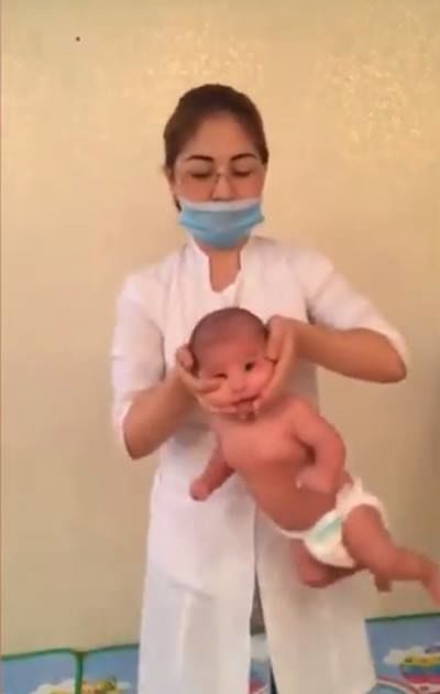 Kinh ngạc trước cách tập yoga kì lạ dành cho trẻ sơ sinh