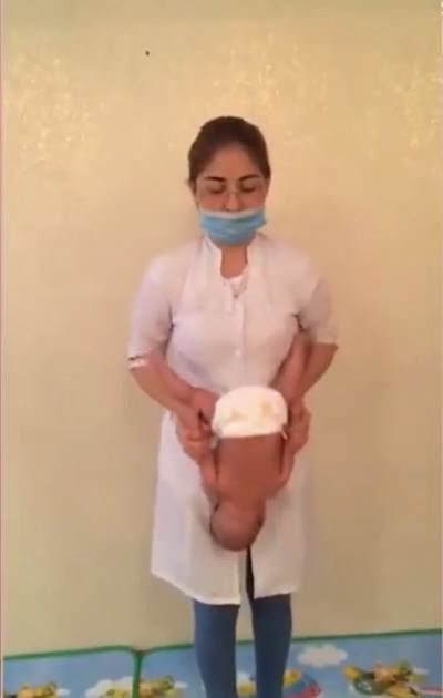 Kinh ngạc trước cách tập yoga kì lạ dành cho trẻ sơ sinh