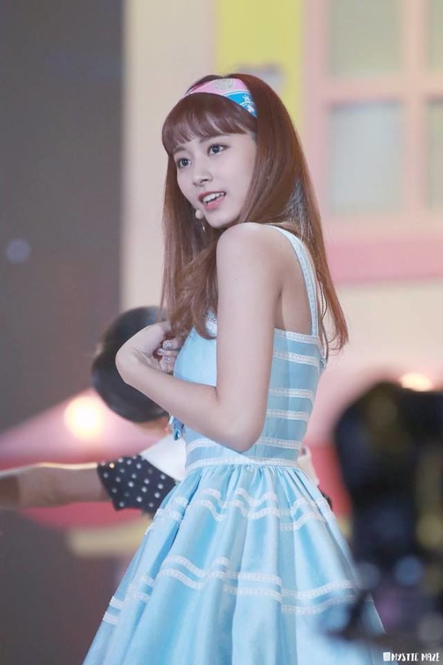 bestie trang phuc khong phu hop voi mau da cua Tzuyu