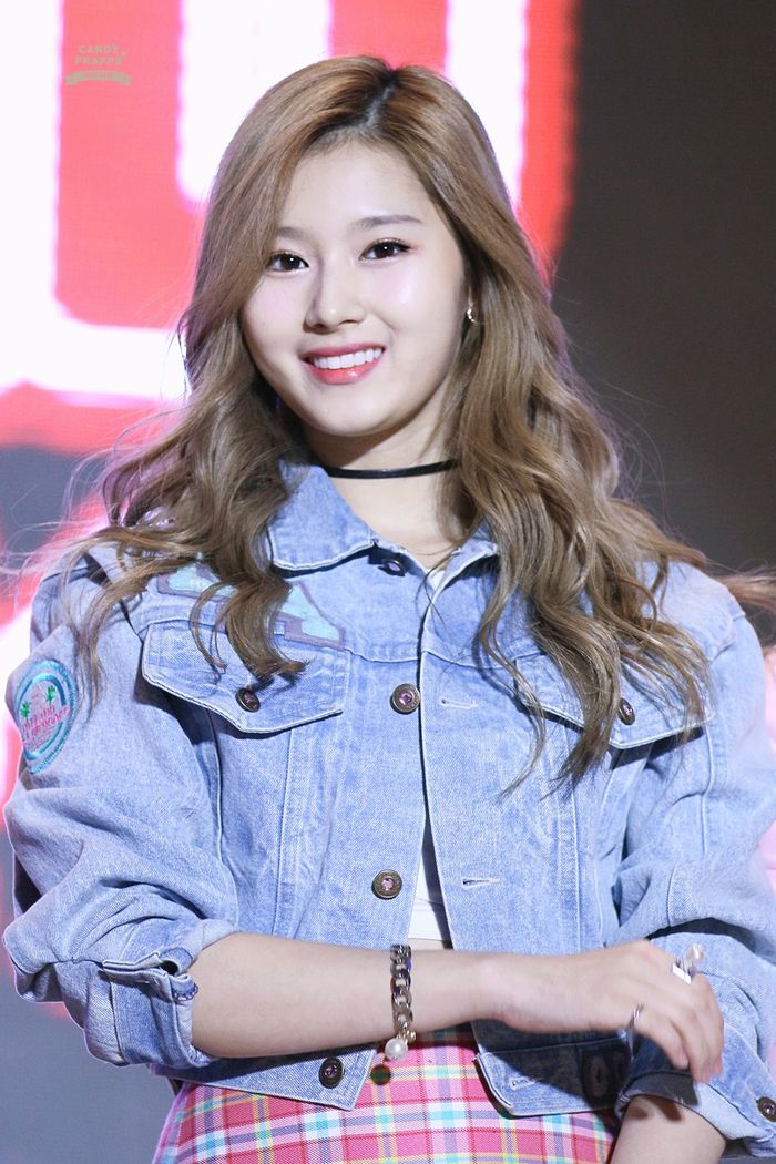 bestie thich thu ngam sana(twice) so huu nhan sac giong cong chua disney