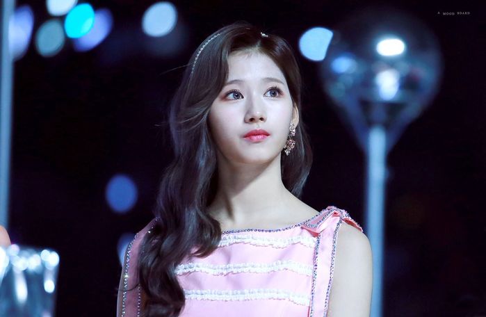 bestie thich thu ngam sana(twice) so huu nhan sac giong cong chua disney