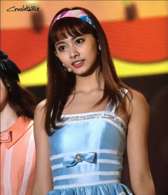 bestie trang phuc khong phu hop voi mau da cua Tzuyu