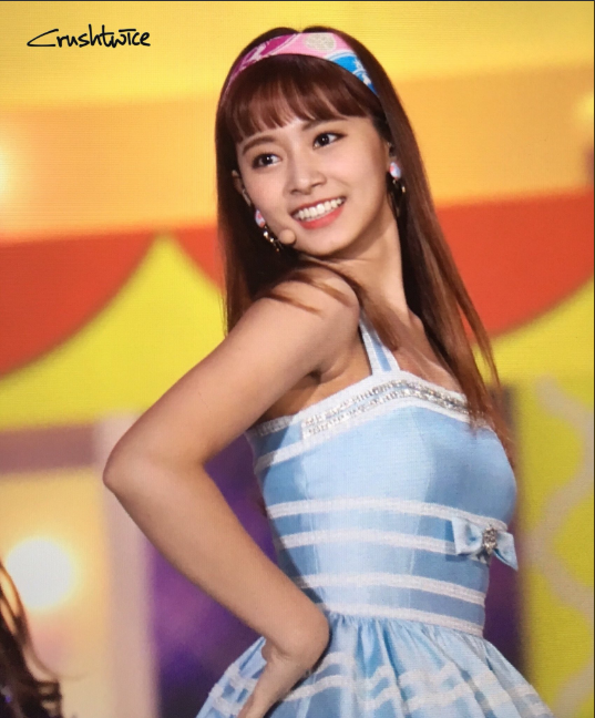 bestie trang phuc khong phu hop voi mau da cua Tzuyu
