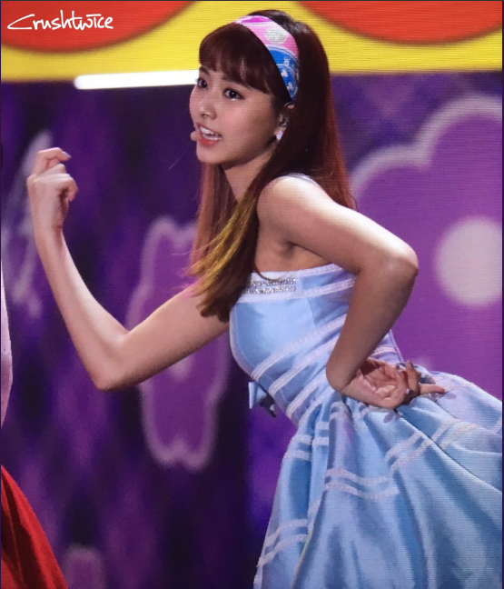 bestie trang phuc khong phu hop voi mau da cua Tzuyu
