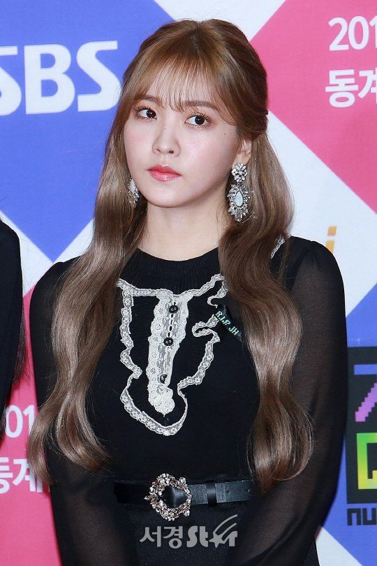 bestie Yeri bị chi trich vo ly trong tang le Jonghyun