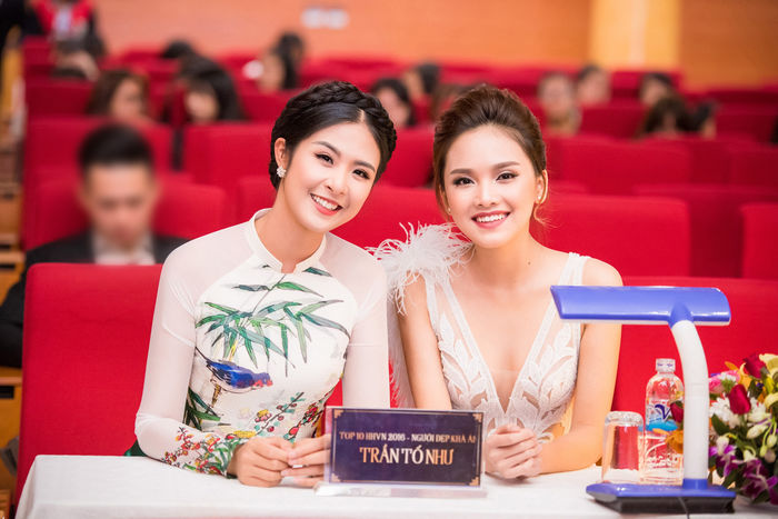 Các cô nàng hoa hậu Việt Nam chọn phương án nào để khoe vòng 1 gợi cảm