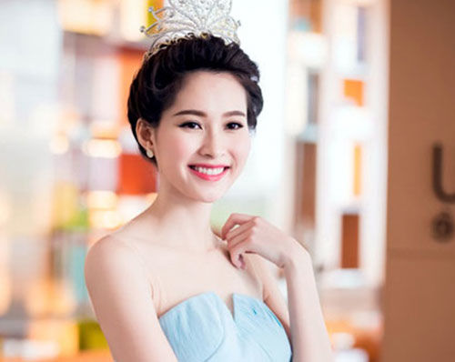 Các cô nàng hoa hậu Việt Nam chọn phương án nào để khoe vòng 1 gợi cảm