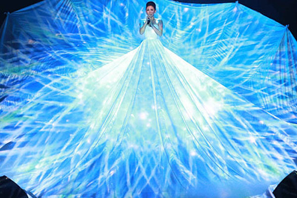 bestie sao viet mac vay phat sang doi mau