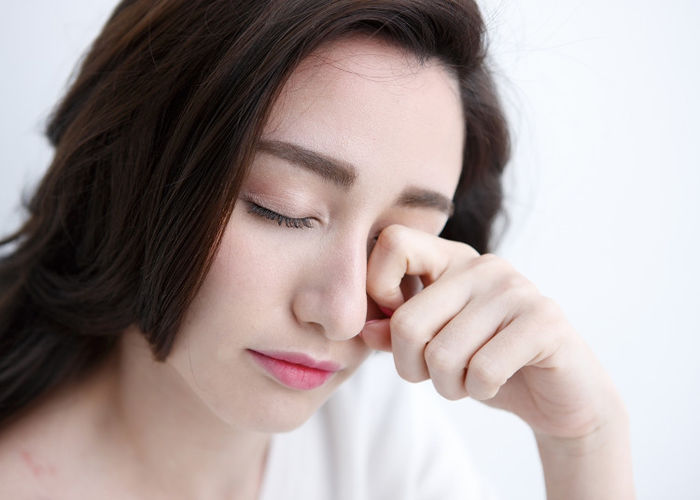 Dừng ngay những hành động sau đang vô tình tàn phá hàng mi của bạn nhé