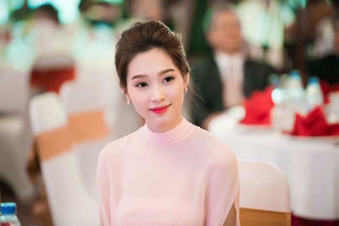 Các cô nàng hoa hậu Việt Nam chọn phương án nào để khoe vòng 1 gợi cảm