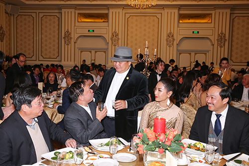 Dạ tiệc Hoàn vũ.