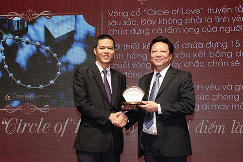 Dạ tiệc Hoàn vũ.