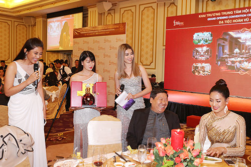 Dạ tiệc Hoàn vũ.