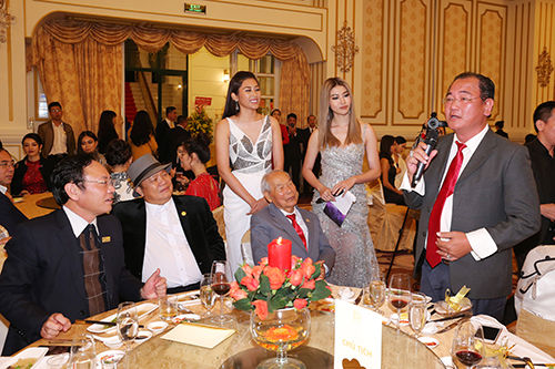 Dạ tiệc Hoàn vũ.