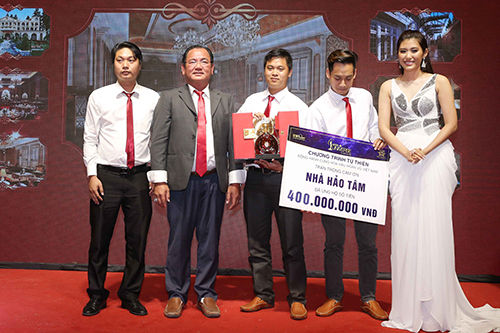 Dạ tiệc Hoàn vũ.