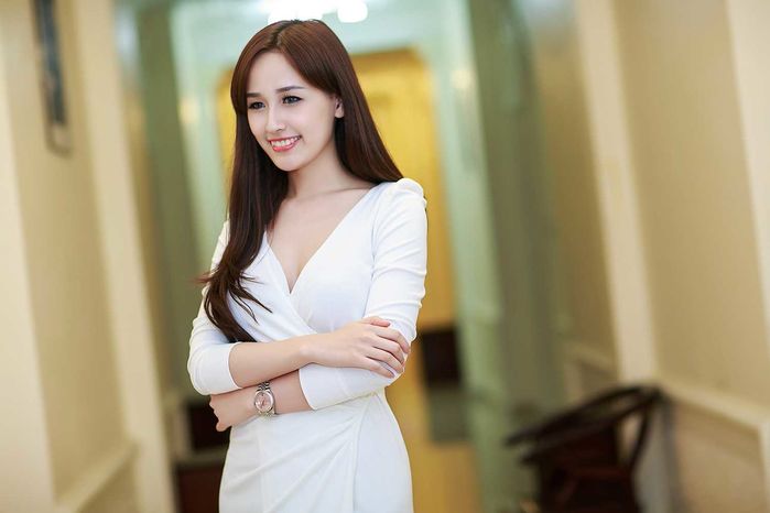 Các cô nàng hoa hậu Việt Nam chọn phương án nào để khoe vòng 1 gợi cảm