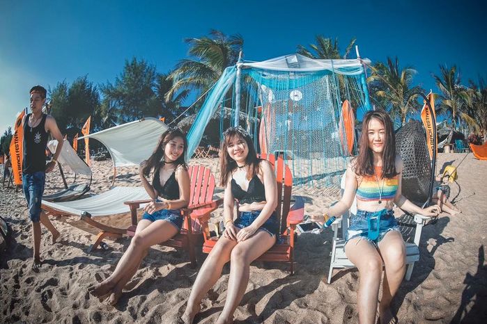bestie cam trai ngoai bien