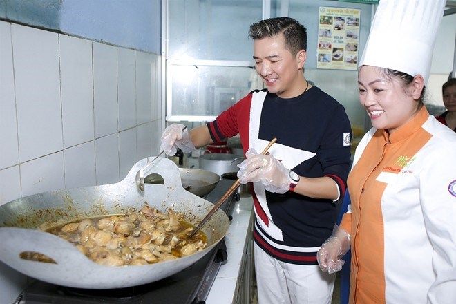 bestie ngo ngang nhung khoanh khac gian di den bat ngo cua dai gia showbiz viet