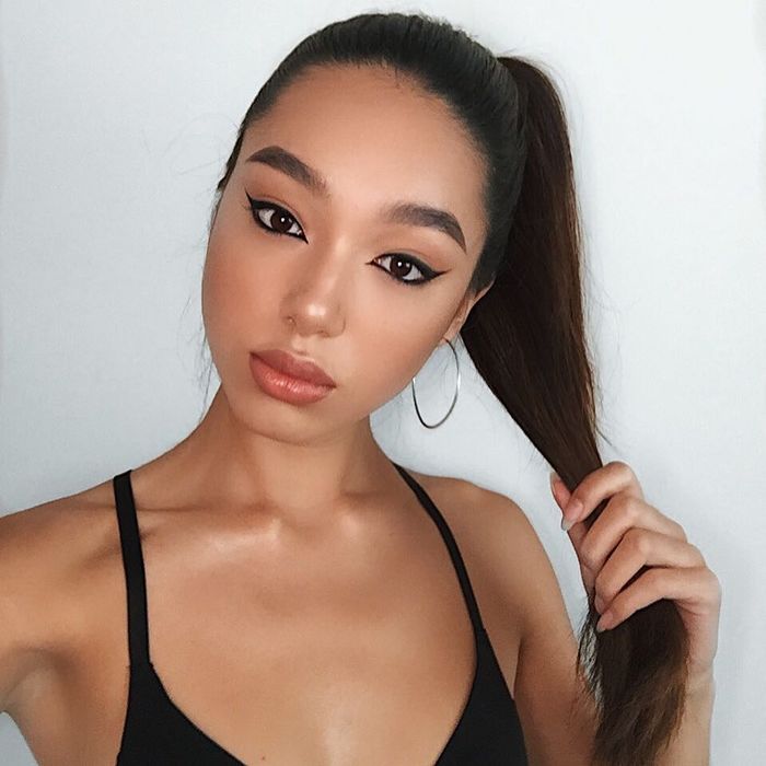 bestie nhung bong hong lai chung minh con gai viet du di den dau cung xinh chang kem phan ai