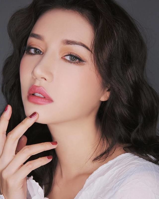 bestie meo trang diem mat hip 10
