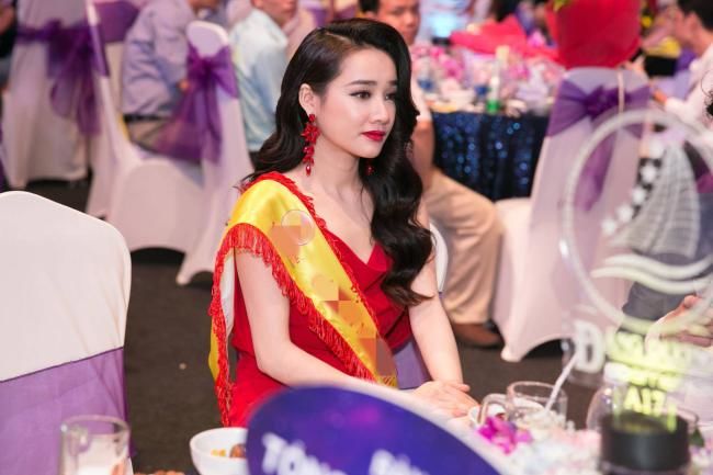 bestie Nha Phuong day quyen ru voi vay khoet hiem 10