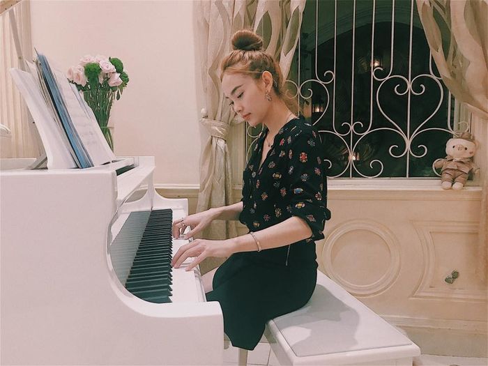 bestie thoi trang o nha di du lich va tham do cua sao viet