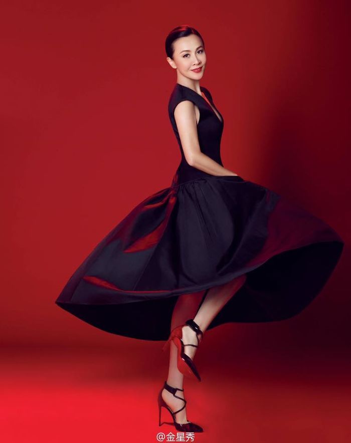 Lưu Gia Linh được so sánh với nữ huấn luyện viên Na Anh của "The Voice Trung Quốc" bởi vẻ đẹp sang trọng cùng khí chất thanh tú.