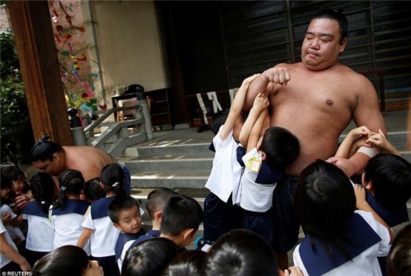 Cuộc sống bí mật đằng sau những thân hình nặng nề của võ sĩ sumo