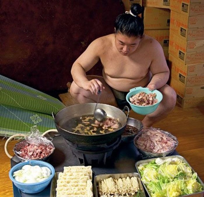 Cuộc sống bí mật đằng sau những thân hình nặng nề của võ sĩ sumo