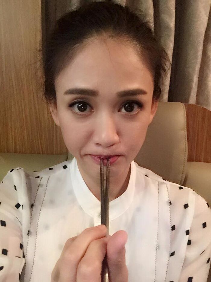 Bestie - Tran Kieu an tuoi xap xi 40 roi ma van con "nhi nho" mac cho fan lo lang chuyen chong con