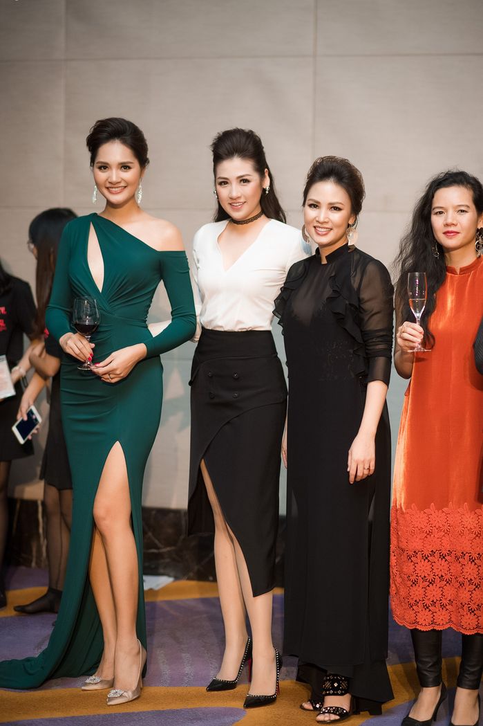 bestie nhan sac cac hoa hau a hau khi chup chung