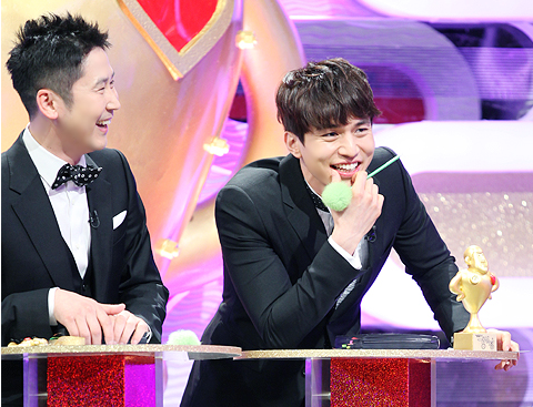 bestie gia tai khung cua cap doi suzy va lee dong wook