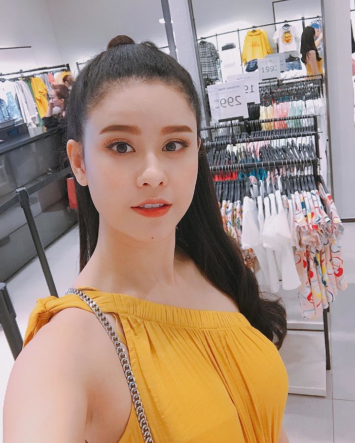 bestie sao viet dong loat dien trang phuc mau vang