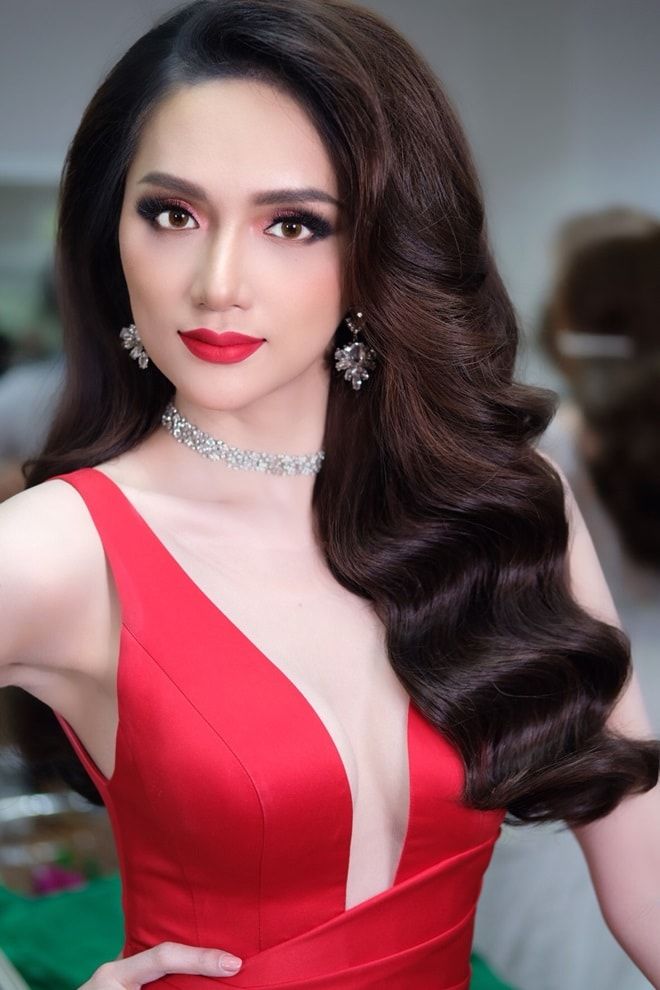 bestie lam chi khanh bi khan gia goi ten khi huong giang dang quang hoa hau