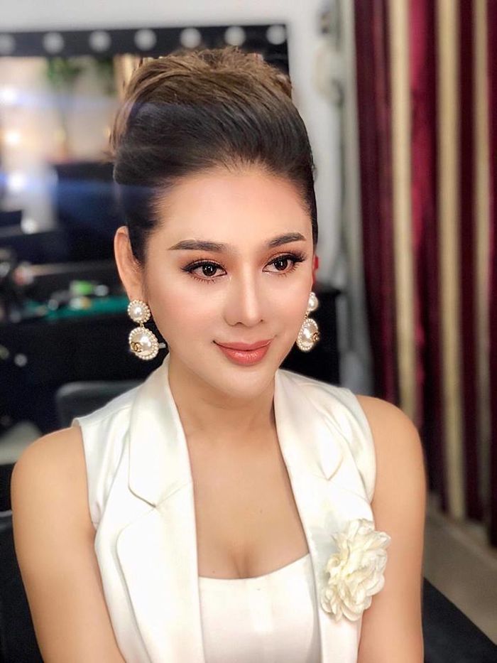 bestie lam chi khanh bi khan gia goi ten khi huong giang dang quang hoa hau