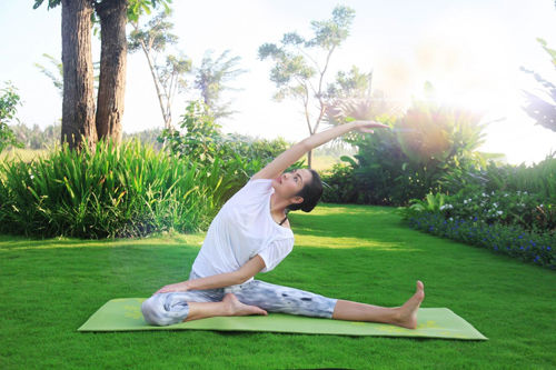 Đường cong chuẩn đến từng milimet khi tập yoga của sao Việt