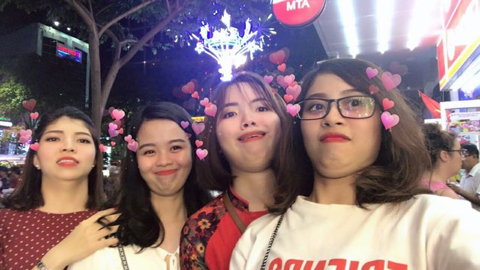 bestie sao Viet khoe cam nong 18