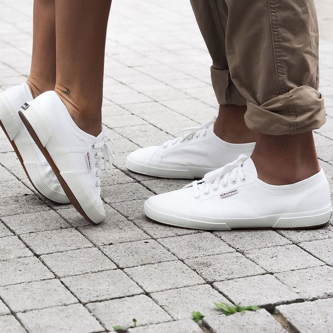 bestie bi kip lam sach giay sneakers trang