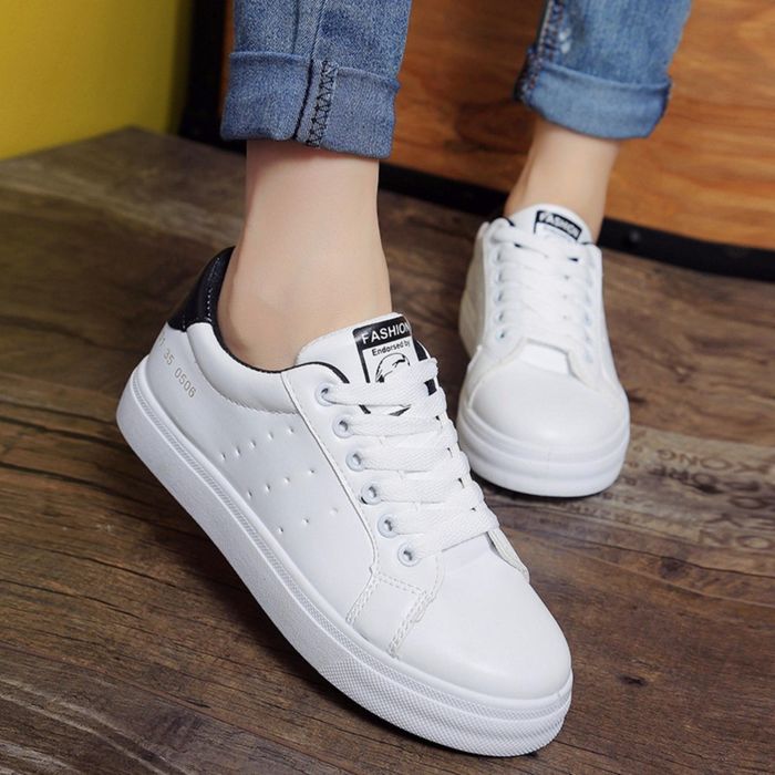 bestie bi kip lam sach giay sneakers trang