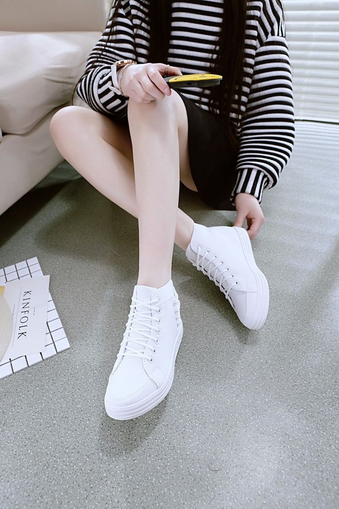 bestie bi kip lam sach giay sneakers trang