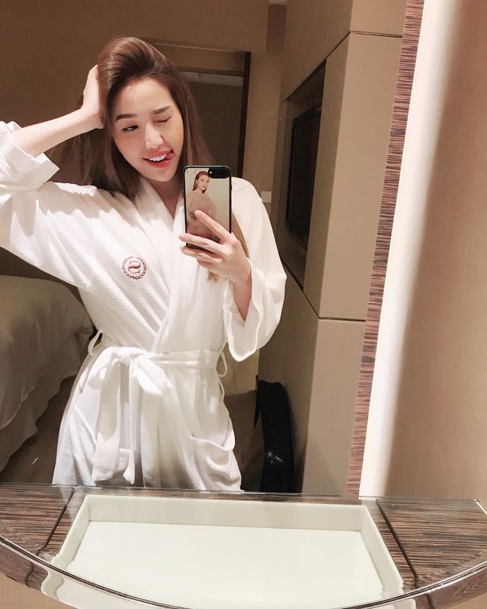 bestie sao viet chuong mot ao choang tam