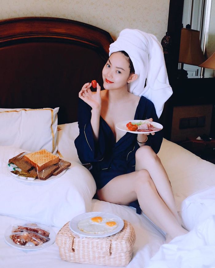 bestie sao viet chuong mot ao choang tam