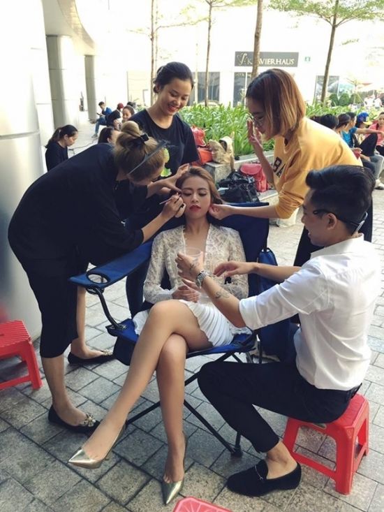 Bên trong hậu trường trang điểm của dàn mĩ nhân V-biz