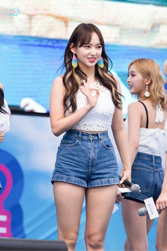 "bestie nhung idol nu Kpop co doi chan tho"